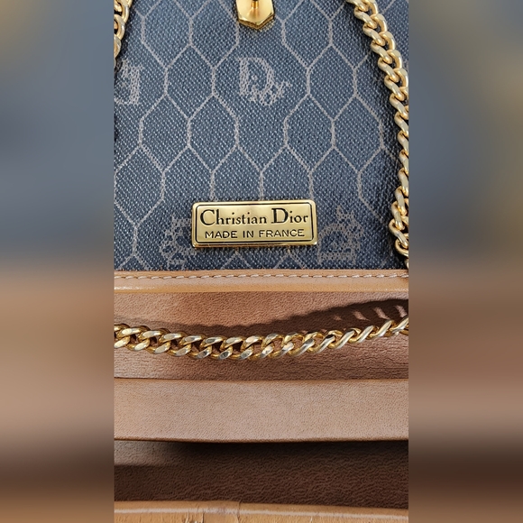 Christian Dior Honeycomb shoulder. The snap button have to press hard to snap - Picture 9 of 16